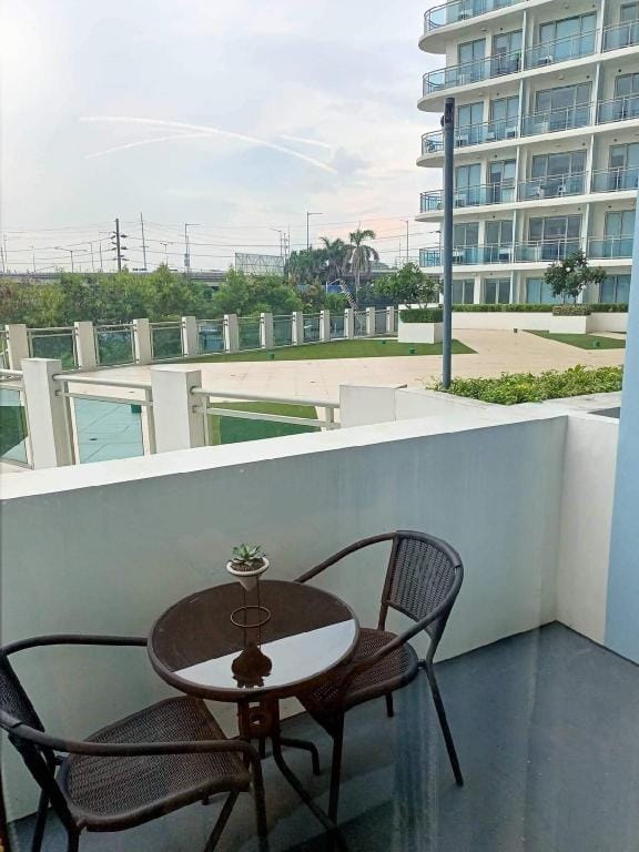 Simple & Lovely 1BR Unit in Azure Vacation rental in Paranaque