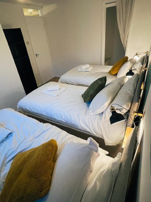 Monthly stays✪3 bedrooms ✪Homevy Relocations✪ Vacation rental in Leeds