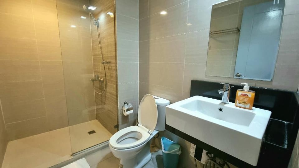 Spacious Studio W/Balcony at The Venice Luxury Vacation rental in Makati