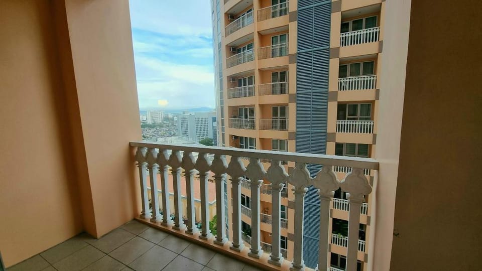 Spacious Studio W/Balcony at The Venice Luxury Vacation rental in Makati