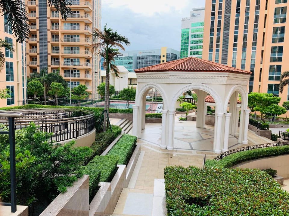 Spacious Studio W/Balcony at The Venice Luxury Vacation rental in Makati