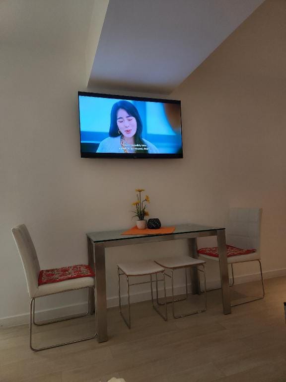 Azure Miami 517 2Br-6pax Homey PoolView & Balcony Apartment in Paranaque
