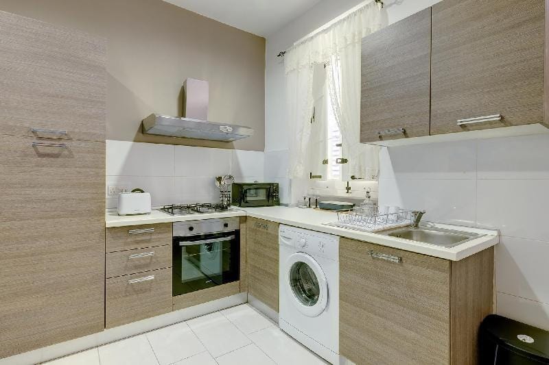 Modern 1BR Maisonette steps from the Promenade Apartment in Malta
