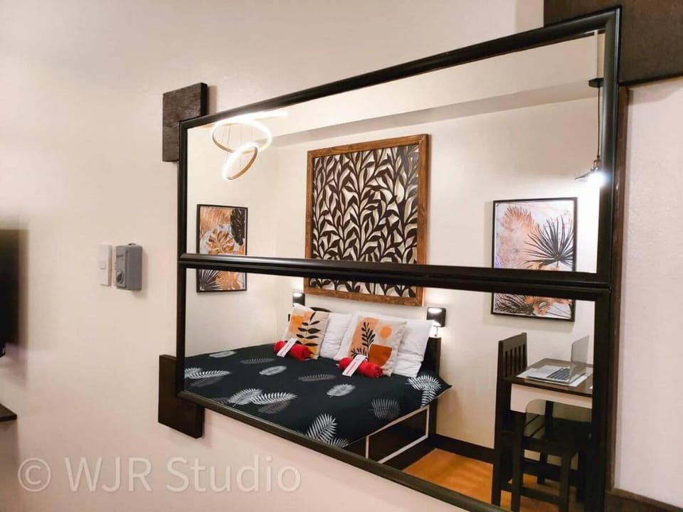 Queen Bed Deluxe- Wifi, Netflix and Free Parking! Vacation rental in Muntinlupa