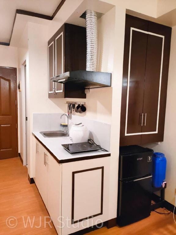 Queen Bed Deluxe- Wifi, Netflix and Free Parking! Vacation rental in Muntinlupa
