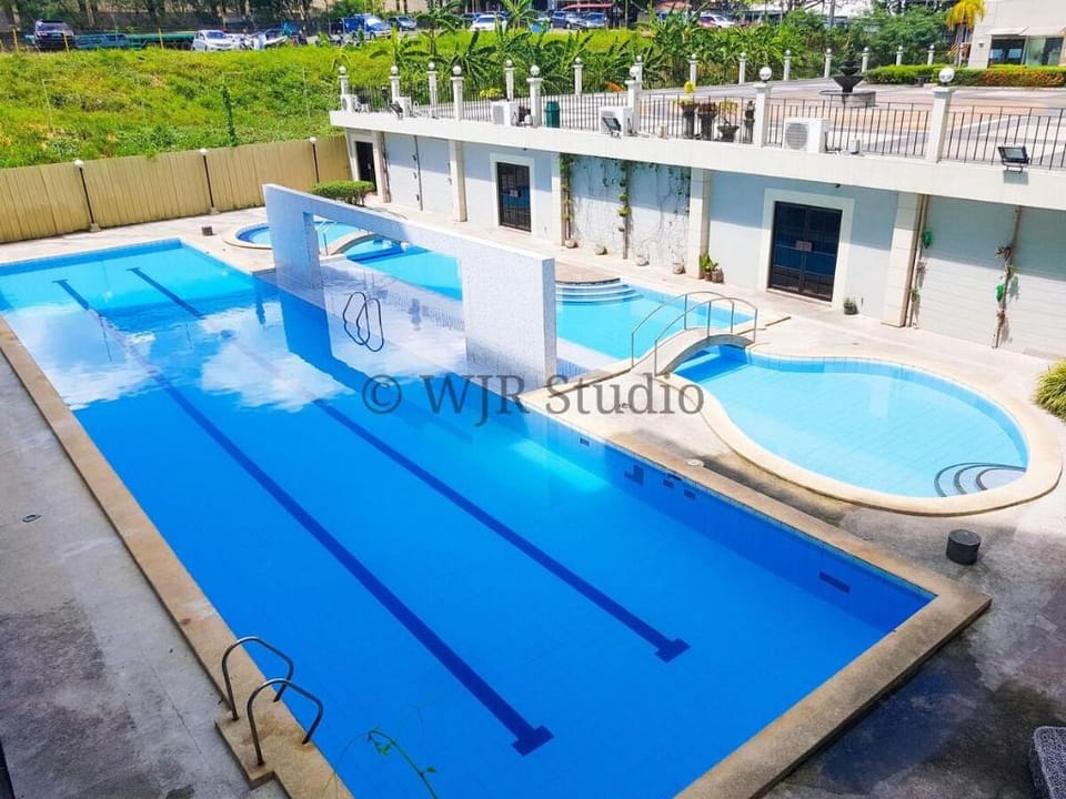 Queen Bed Suite- Modern & Posh Place in Alabang! Apartment in Muntinlupa
