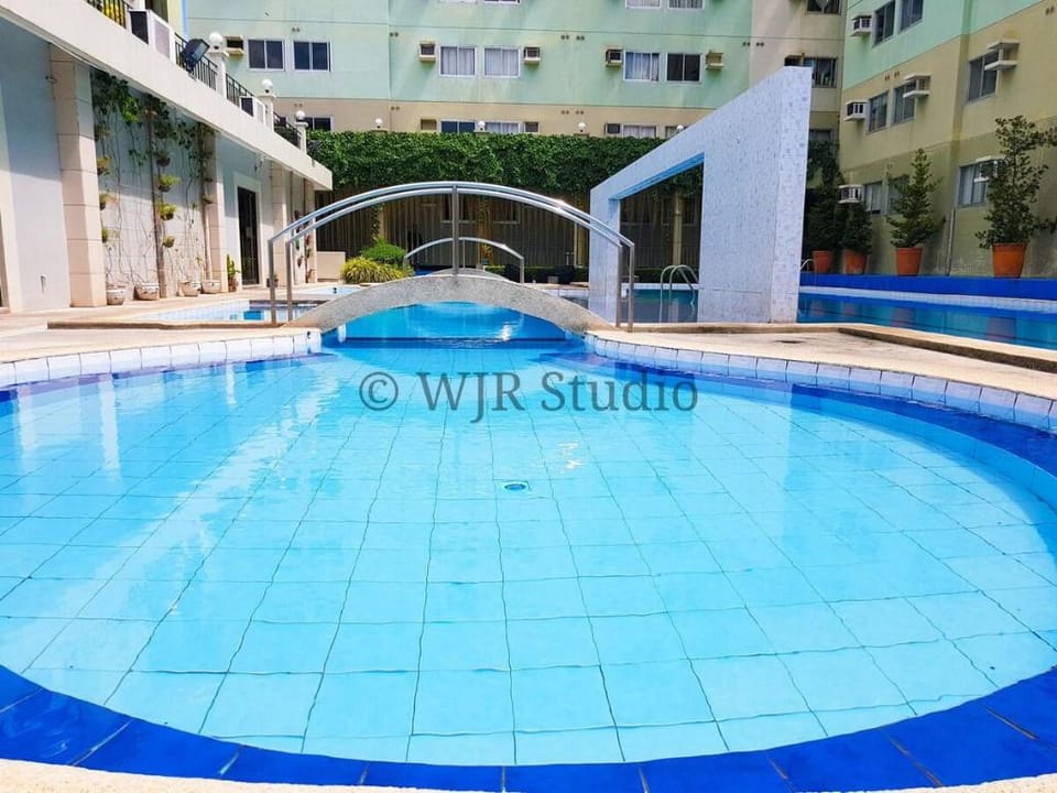Queen Bed Suite- Modern & Posh Place in Alabang! Apartment in Muntinlupa