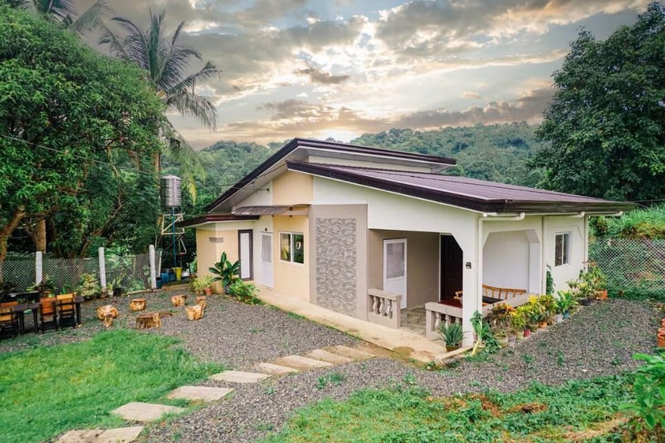 Three-BR House in Elyu for 15 pax with Pool Access Vacation rental in La Union