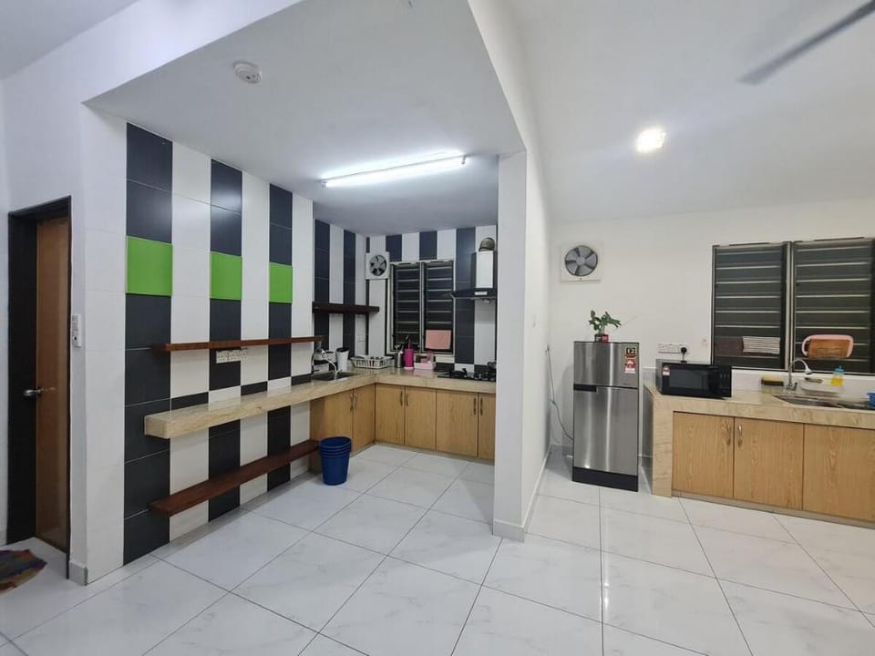 Family 15 Pax Corner Lot House / Free WiFi Vacation rental in Subang Jaya
