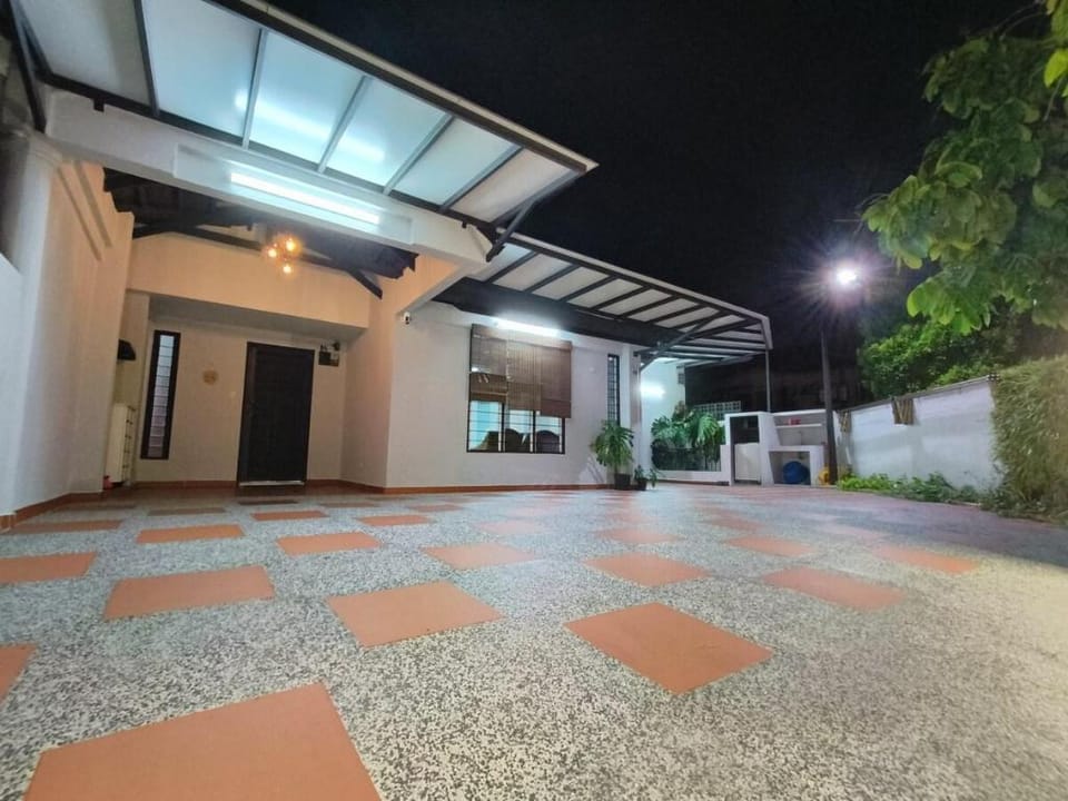 Family 15 Pax Corner Lot House / Free WiFi Vacation rental in Subang Jaya