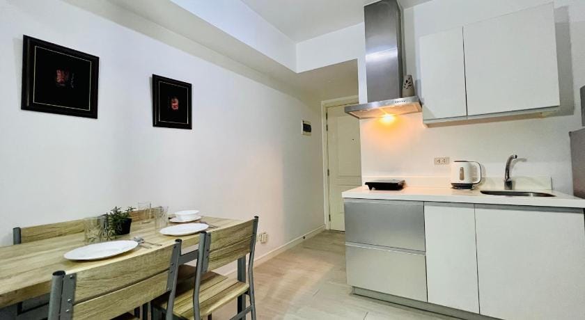 SCR Summer Vibe Netflix Balcony Apartment in Paranaque