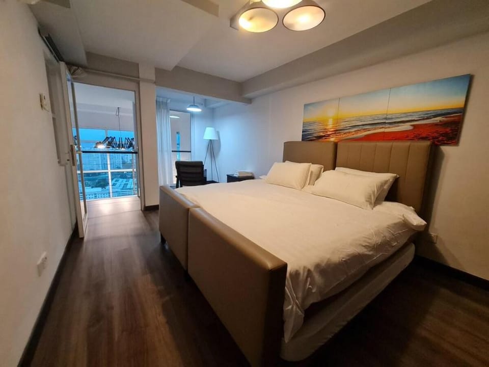 Maritime Seaview Luxury Duplex Suite 4-9pax海景套房 Vacation rental in George Town