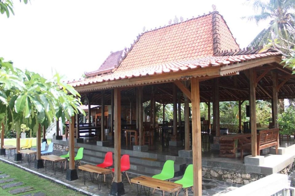 KARAPYAK GLAMPING & LODGES - RUMAH PANGGUNG BANJAR Villa in West Java