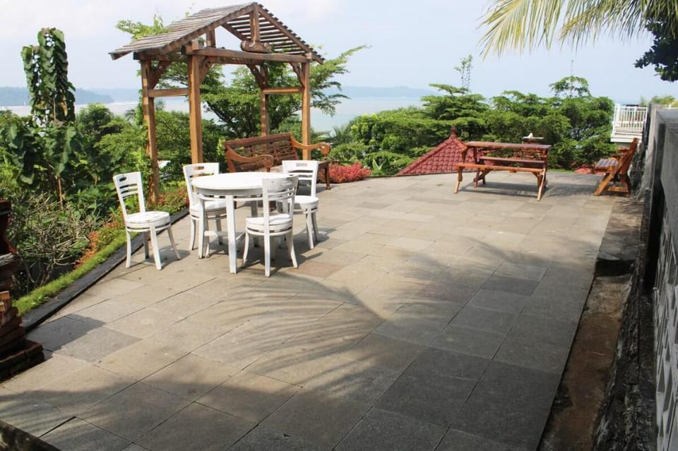 KARAPYAK GLAMPING & LODGES - RUMAH PANGGUNG BANJAR Villa in West Java