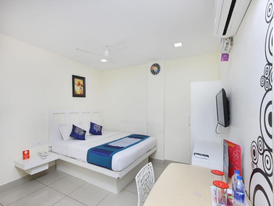 OYO 15132 Colors Hotel in Chennai