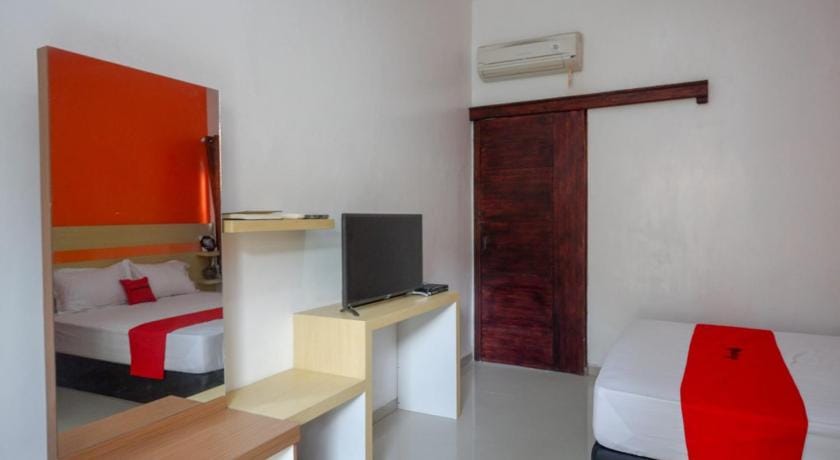 RedDoorz Syariah near Alun Alun Kota Rembang Hotel in East Java