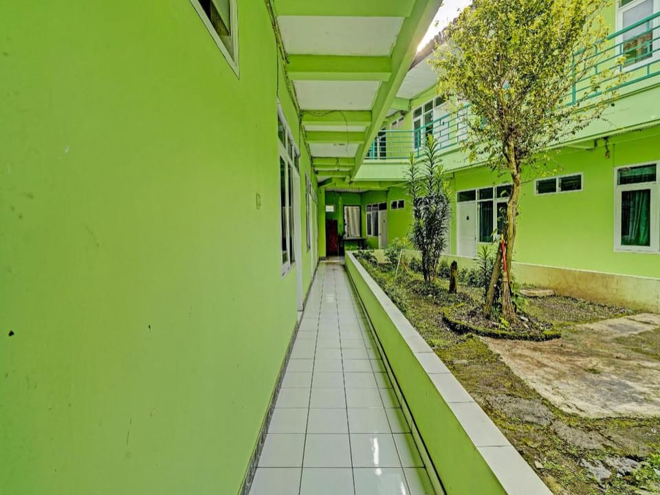 SPOT ON 91325 Pondok Hijau Guest House Syariah Hotel in West Java