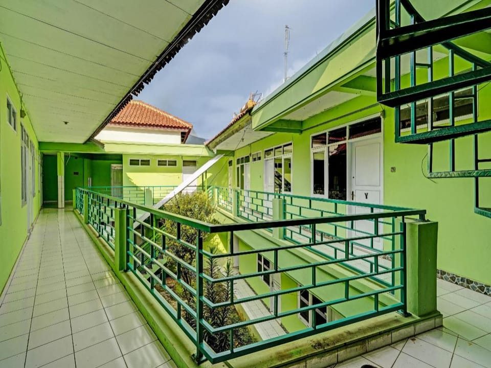 SPOT ON 91325 Pondok Hijau Guest House Syariah Hotel in West Java