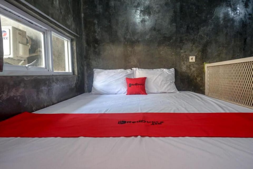 RedDoorz near Jumbo Mall Sragen Hotel in East Java
