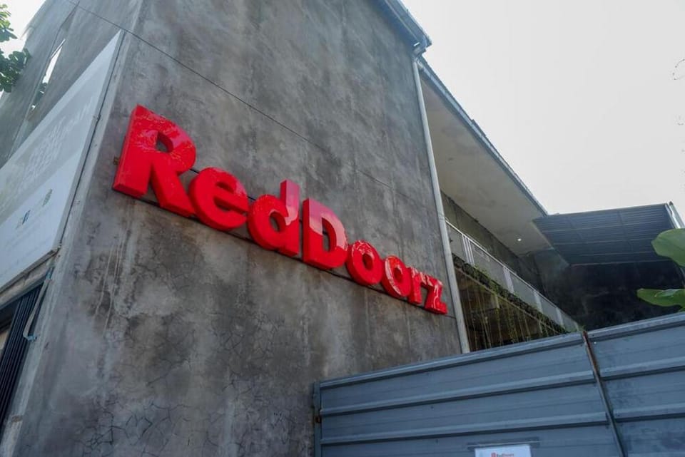 RedDoorz near Jumbo Mall Sragen Hotel in East Java