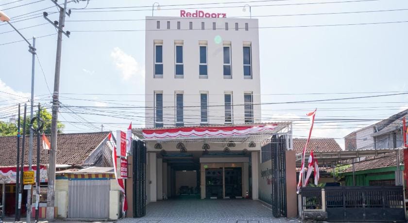 RedDoorz Plus @ Jalan Pemuda Timur Bojonegoro Hotel in East Java
