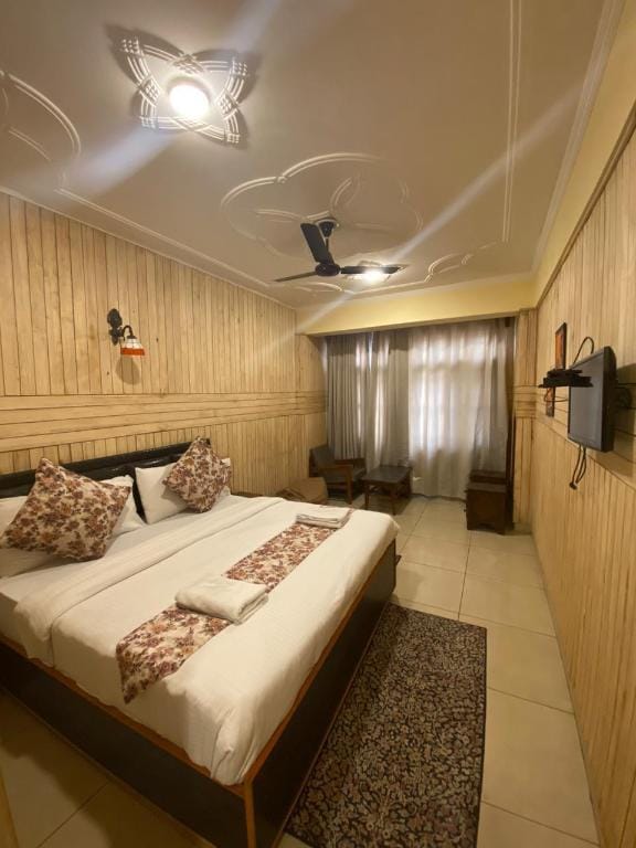 HOTEL GRAND AZIZ SRINAGAR Hotel in India