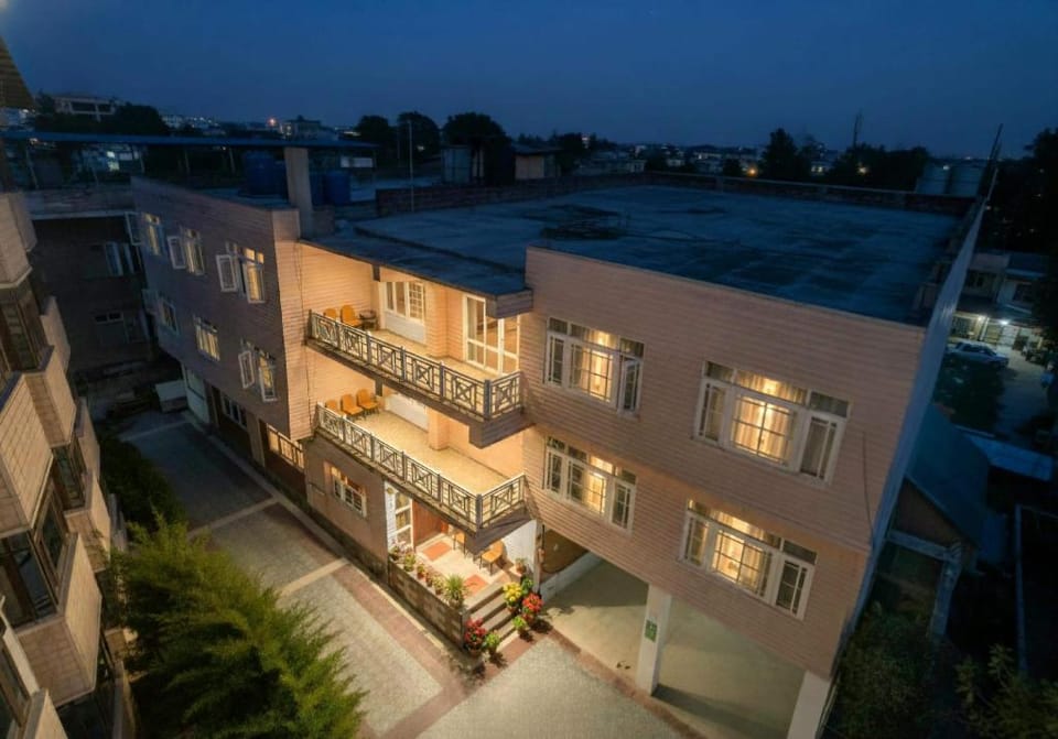 HOTEL GRAND AZIZ SRINAGAR Hotel in India