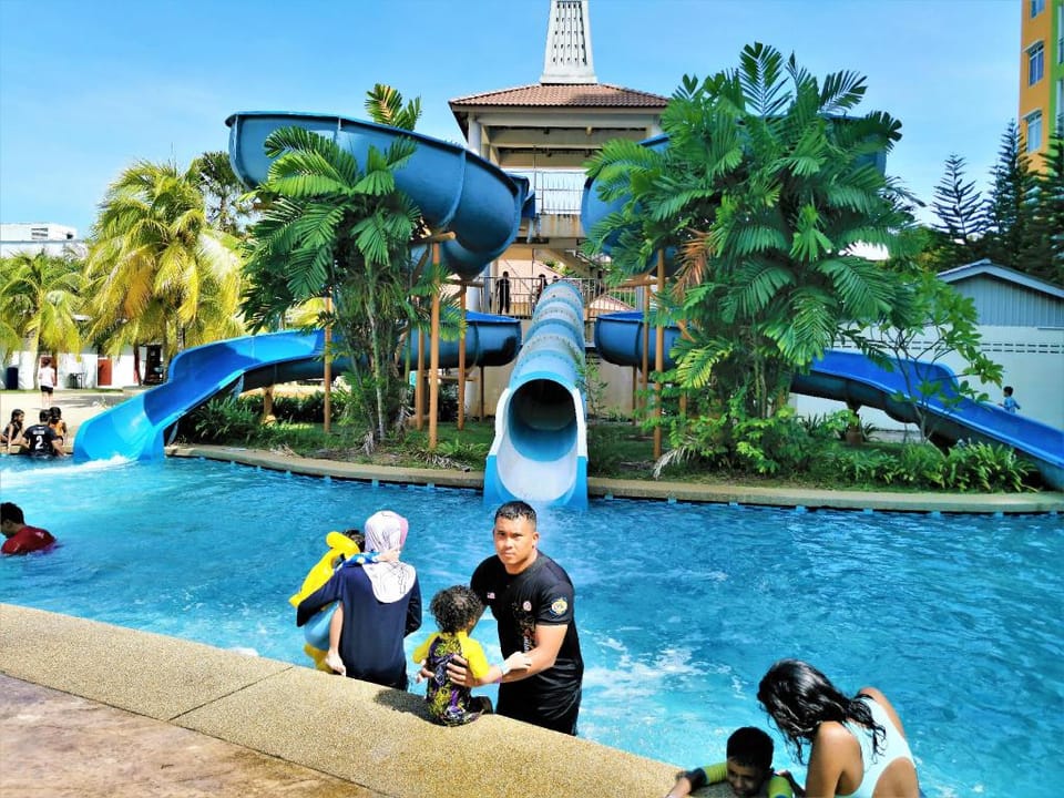 JACUZZI FREE WiFi Waterpark Super King Bed Resort Apartment in Malacca