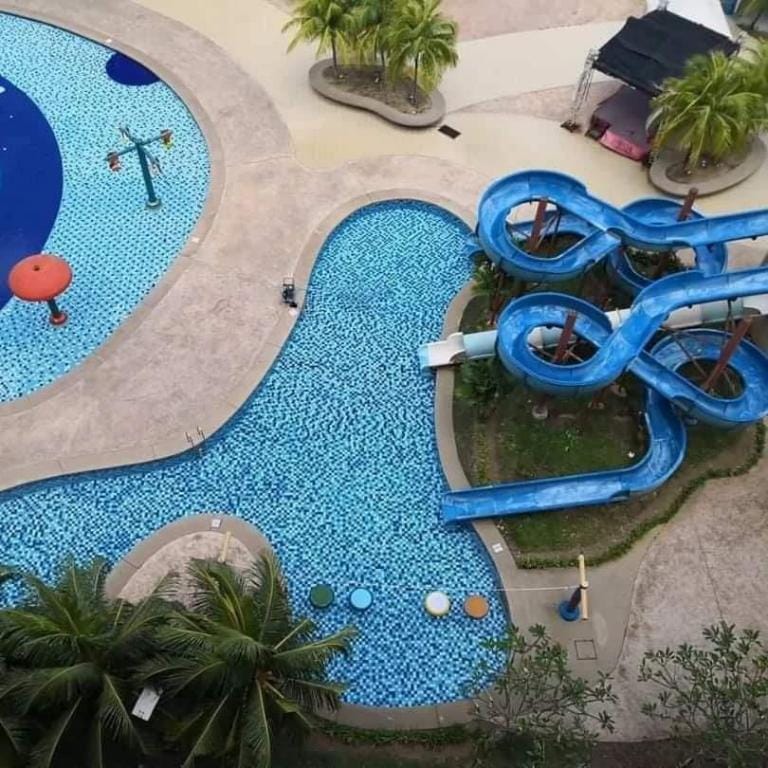 JACUZZI FREE WiFi Waterpark Super King Bed Resort Apartment in Malacca