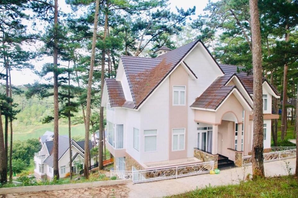 Luxury 6 bedroom villa - Tuyenlam lake view Villa in Dalat