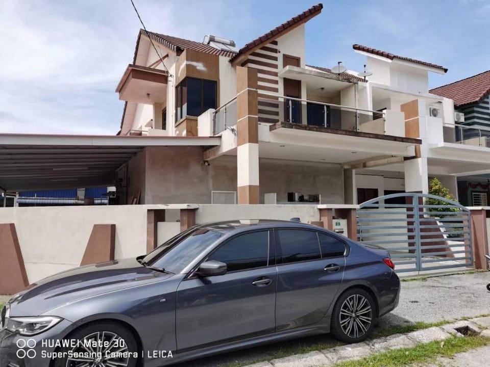 IPOH【包厢主题民宿】  民宿5间卧室4间浴室5张双人床，高级卡拉OK，全屋冷气免费上网球桌麻将桌 Vacation rental in Ipoh