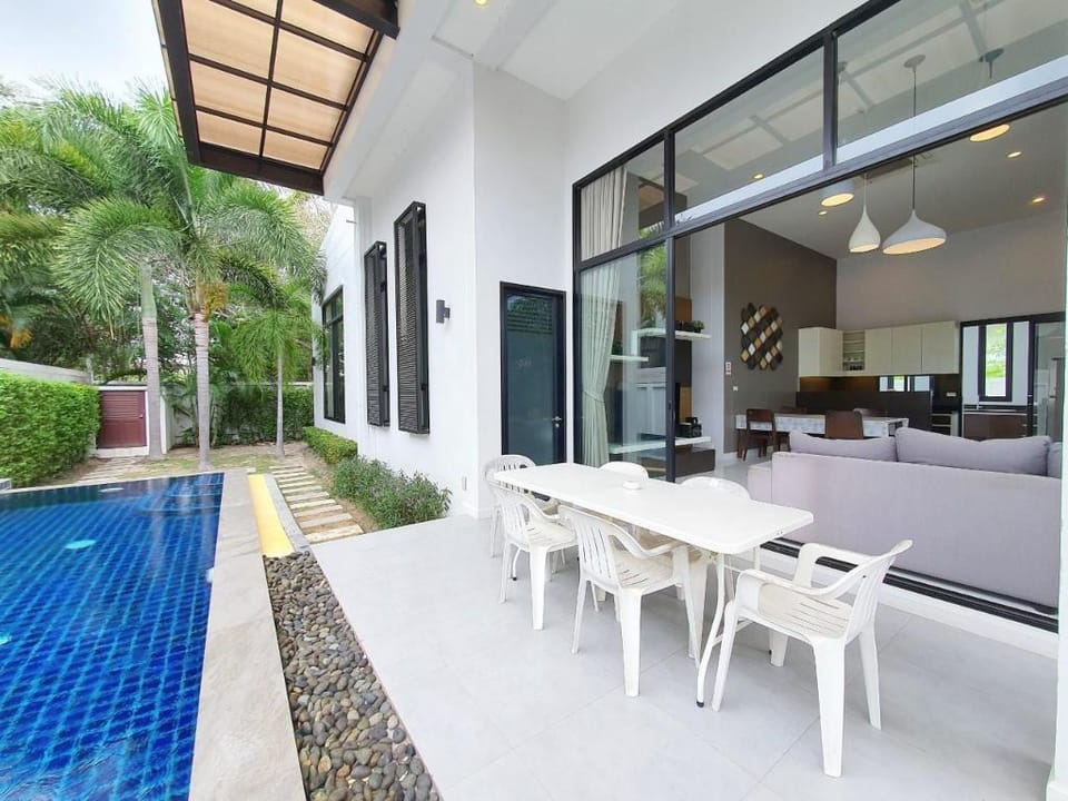 Grand Deluxe 3Bedroom [ WE by Sirin Pool Villa ] Villa in Nong Kae