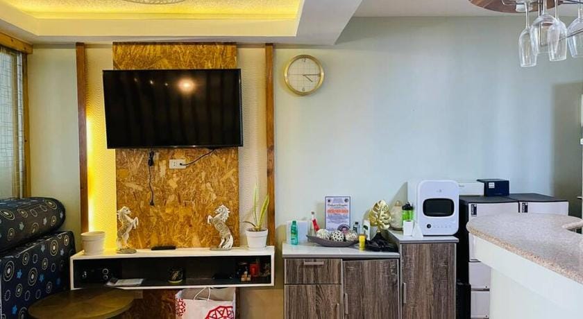 Fully-furnished 1 Bedroom condo with parking space Vacation rental in Iloilo City