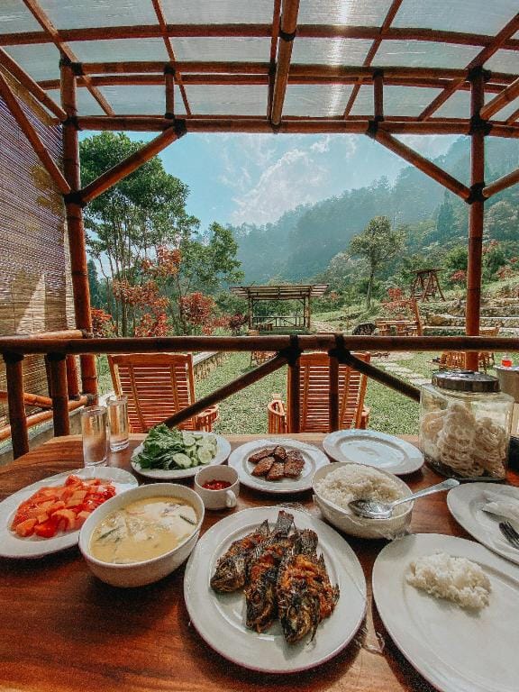 forest garden batulayang Luxury tent in Cisarua