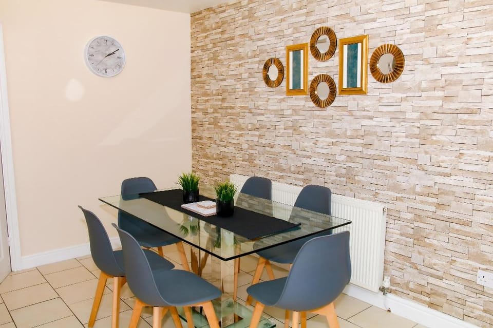 Newly Refurbished 3 Bedroom House B32 Area Vacation rental in Birmingham