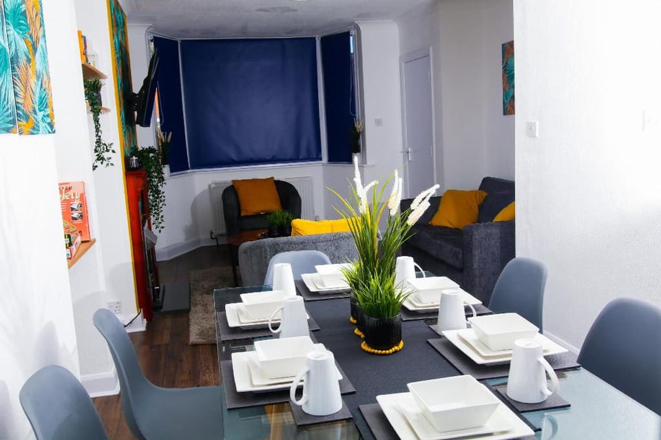 Oofy 3 bed house Kingstanding, Birmingham Vacation rental in The Royal Town of Sutton Coldfield
