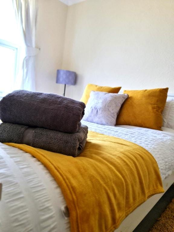 Ruby Retreat★ Entire House★ WiFi★ 4 Bed★ Garden★ Vacation rental in Maidstone