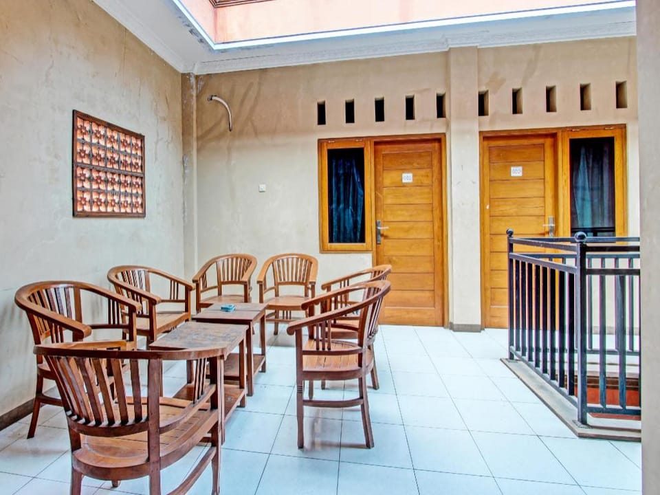 SPOT ON 91356 Hotel Mustika 2 Syariah Hotel in East Java