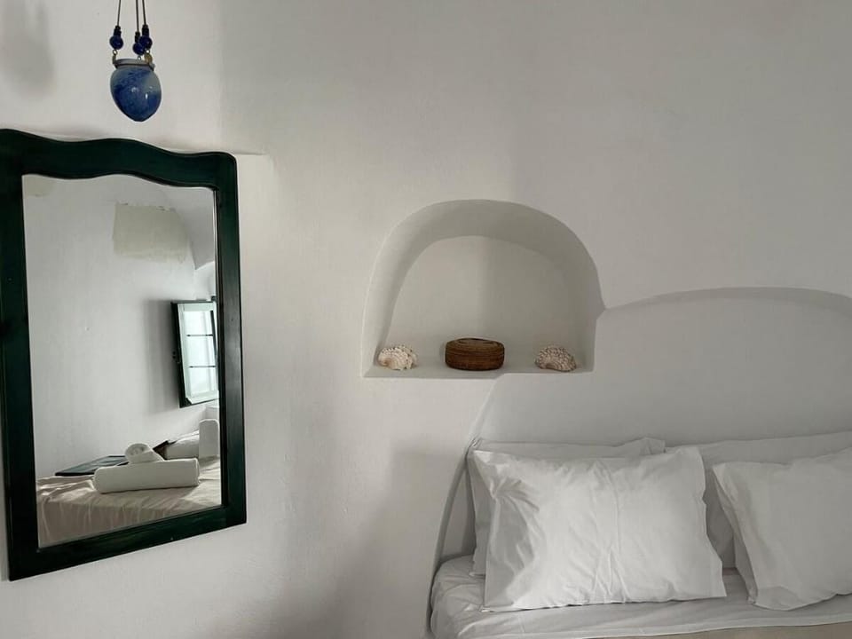 Viletta Verte 2 bedroom villa, private hot tub Villa in Thera