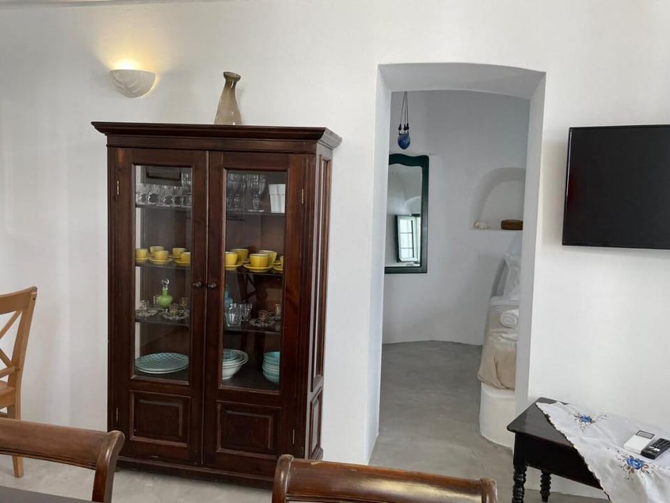 Viletta Verte 2 bedroom villa, private hot tub Villa in Thera