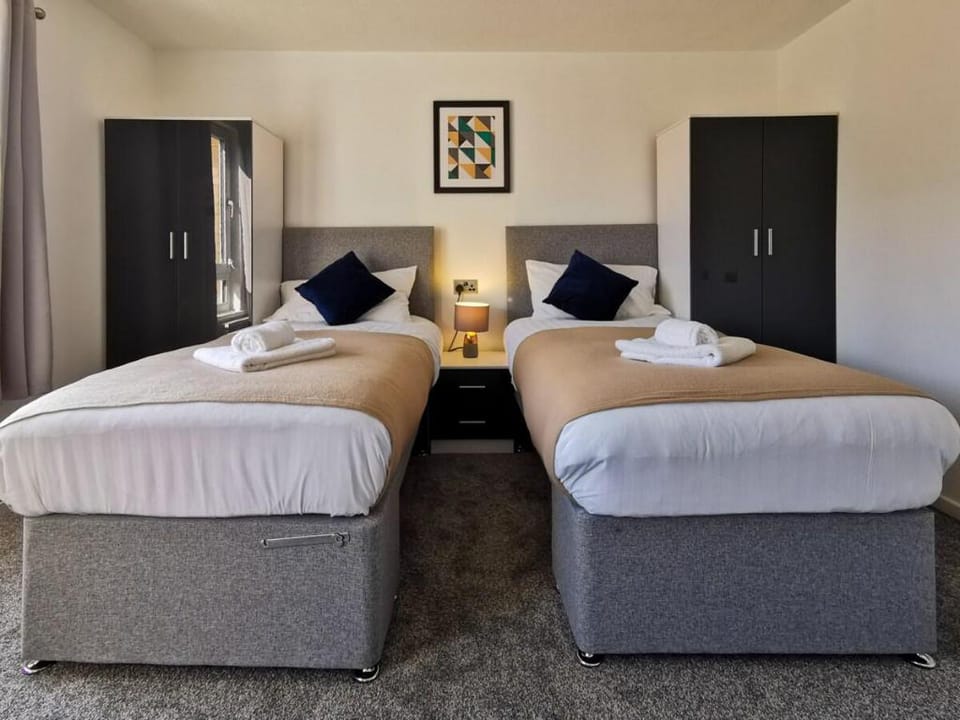 Six(6)-bedroom Contractor House ★ 9Beds ★ Netflix  Vacation rental in Huntingdonshire District
