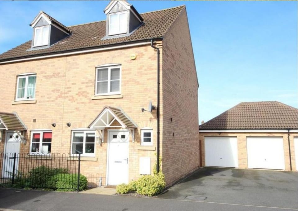A 3 Bedrooms ★ WiFi ★ 2-3 cars Parking ★ Netflix Vacation rental in Huntingdonshire District