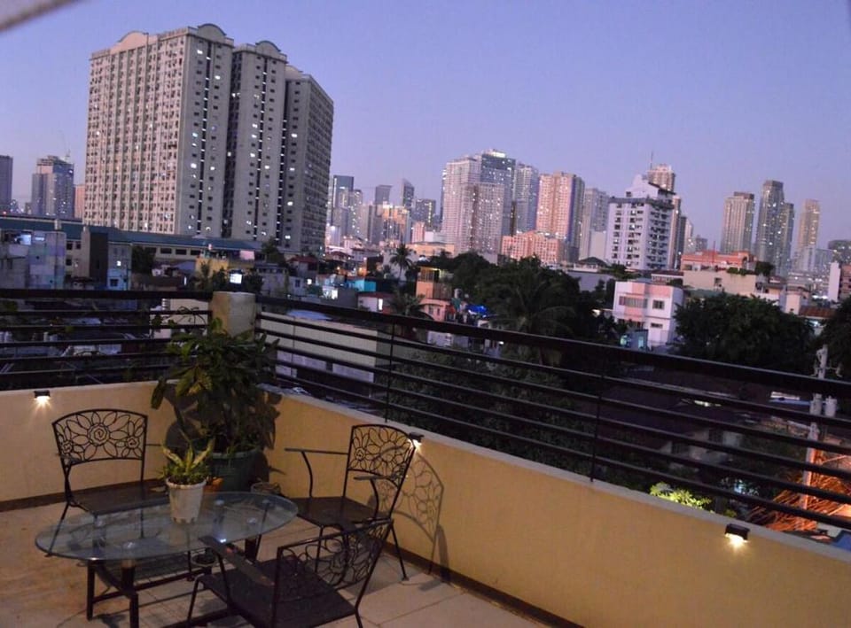 Adorable 1-Bedroom with hot shower and tub Apartment in Pasay