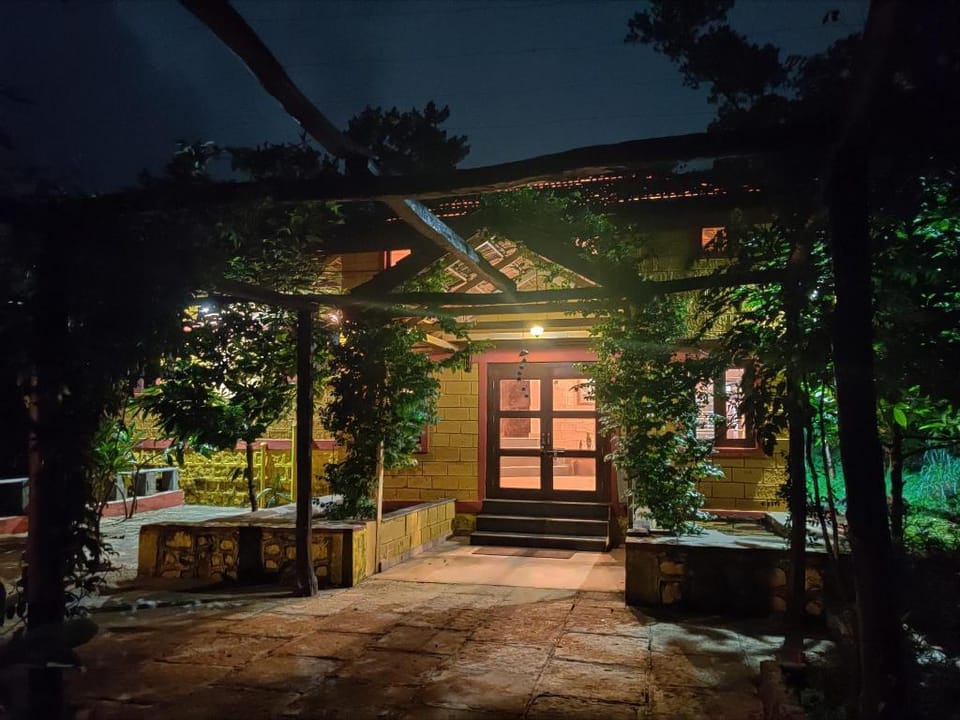 Eden-like 2 bedroom villa with pool & lush forest  Villa in Maharashtra