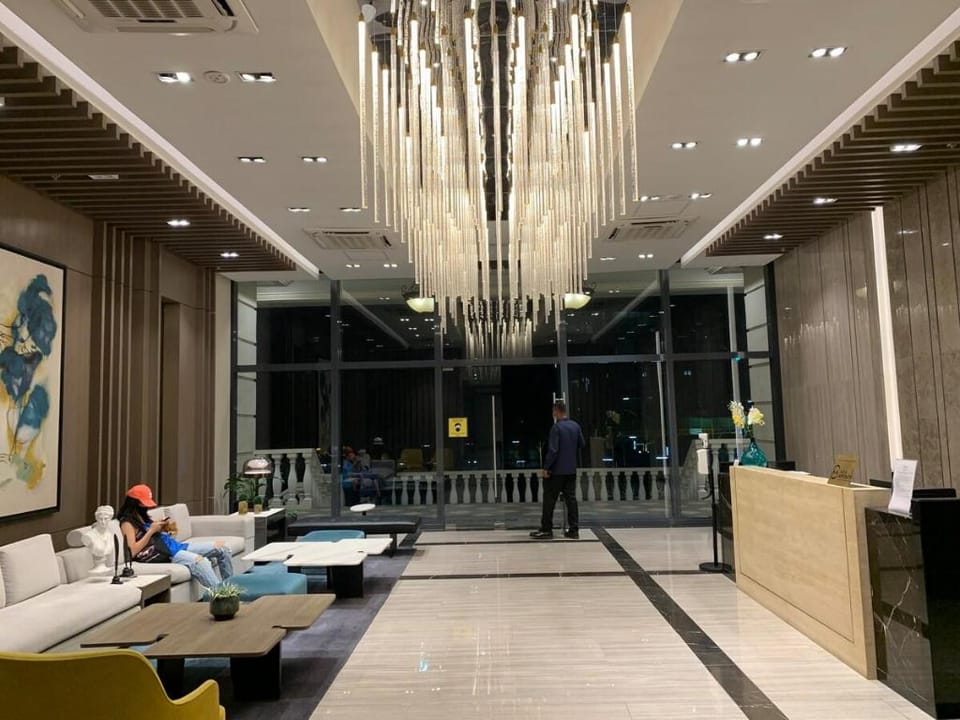 Stylish Comfort & Convenience: Your Go-To in BGC! Apartment in Makati