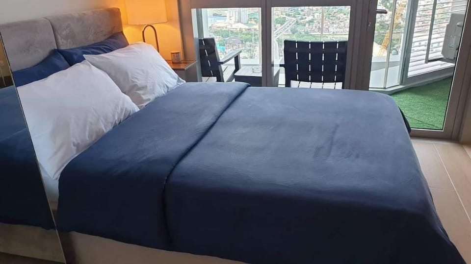Stylish Comfort & Convenience: Your Go-To in BGC! Apartment in Makati