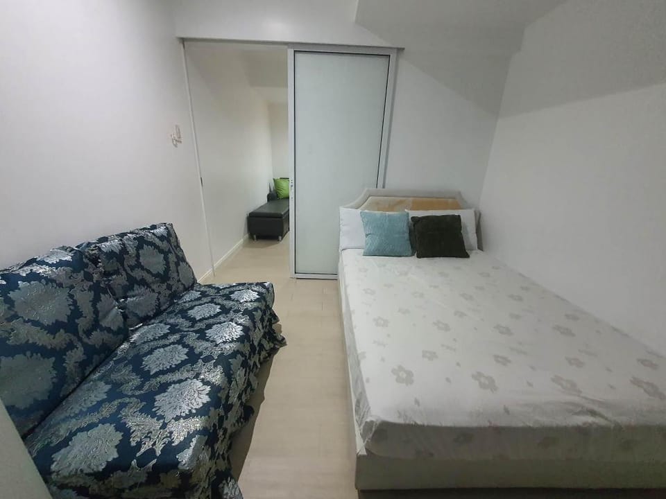 Azure Miami 8pax 2BRDeluxe w/ Poolview and Balcony Apartment in Paranaque