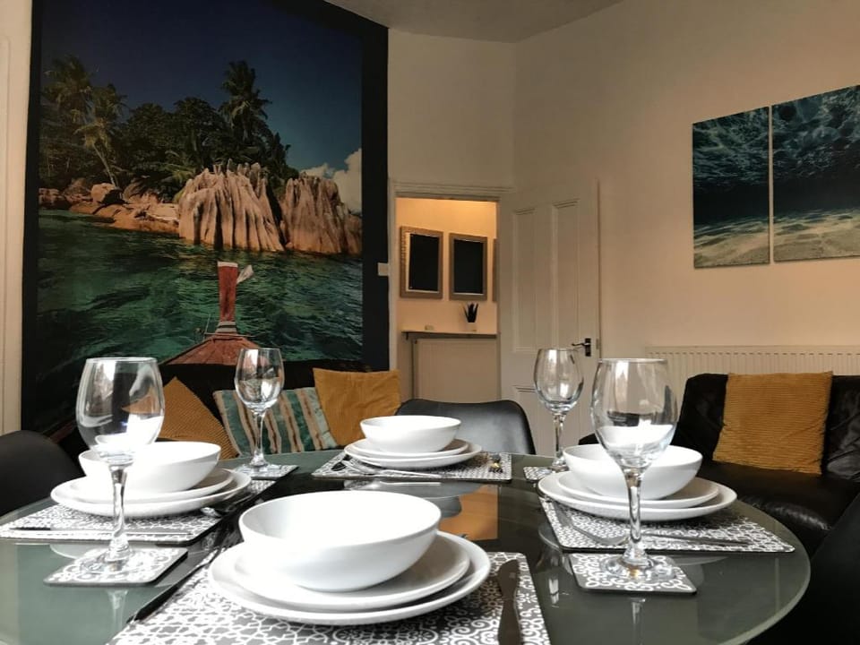 Bright Spacious 3-bed with office & patio, Preston Apartment in Preston