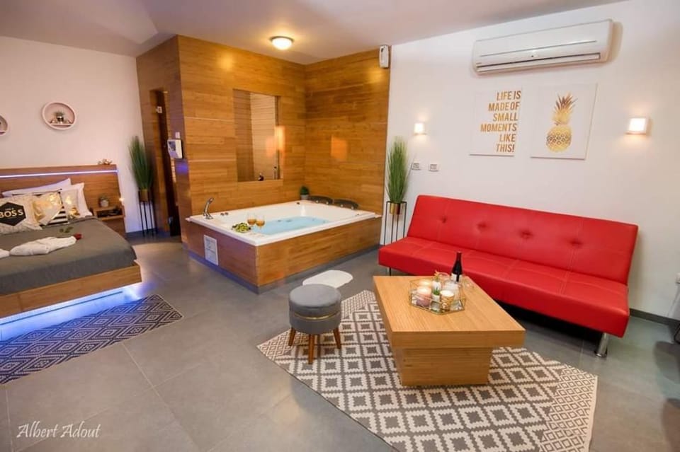 RED  SUITE Vacation rental in North District