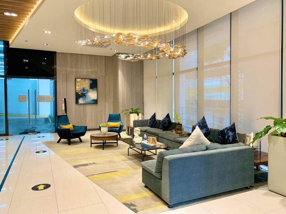 Bright and cozy 1 BR executive unit in Uptown BGC Apartment in Makati
